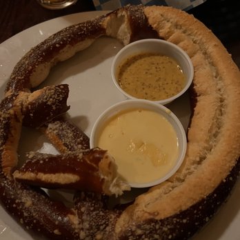 The Black Rose - Brewhaus jumbo pretzel - the beer cheese was on point - American Near Me - Boston, Massachusetts