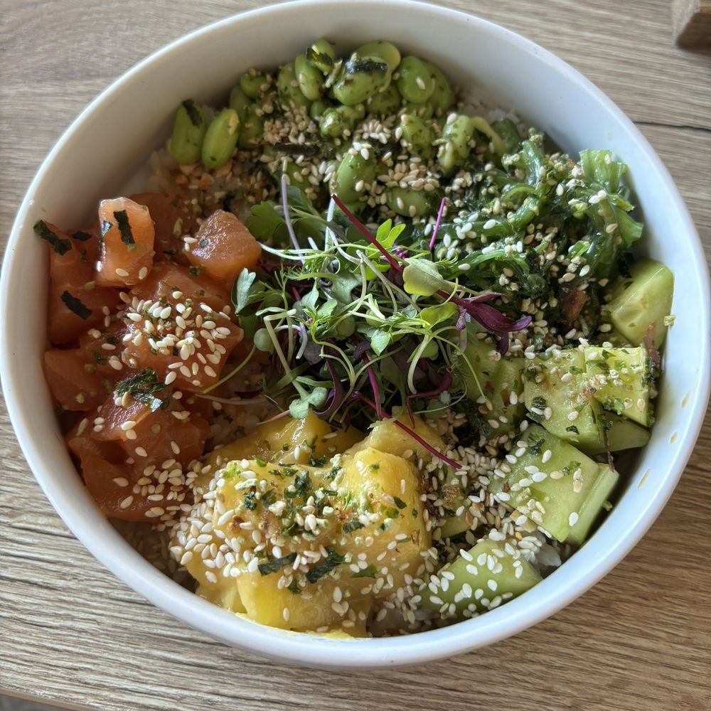 Rose Gose - Salmón Poke Bowl - Cocktail Bars Near Me - Austin, Texas