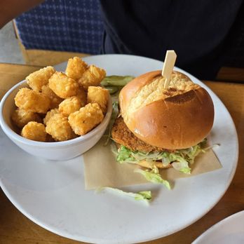 Tap & Vine at 559 - Nashville Hot Chicken with Tater Tots - Gastropubs Near Me - Medford, Oregon