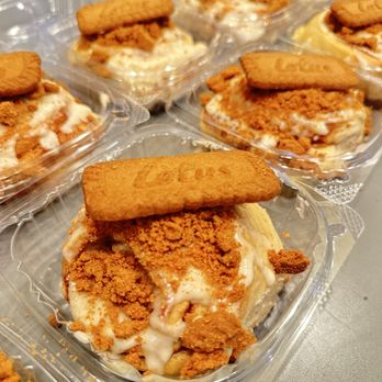 Matelna Bakes - Biscoff cookie cinnamon rolls - Desserts Near Me Matelna Bakes - Biscoff cookie cinnamon rolls - Desserts Near Me