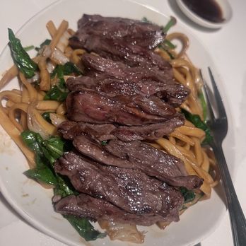 Din Tai Fung - Fried Noodles with Skirt Steak - Taiwanese Near Me - Bellevue, Washington Din Tai Fung - Fried Noodles with Skirt Steak - Taiwanese Near Me - Bellevue, Washington