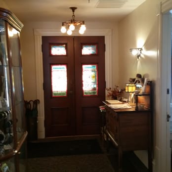 Ash Street Inn - House entry way - Hotels Near Me - Manchester, New Hampshire Ash Street Inn - House entry way - Hotels Near Me - Manchester, New Hampshire
