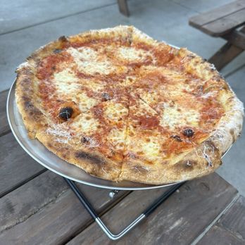 Calicraft Brewing - Cheese pizza 100/10 - Breweries Near Me - Davis, California