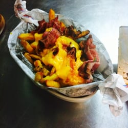 Le Paradiso Cabaret - Loaded Fries (frites maison, chedar fondu, bacon)