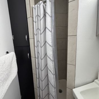 Misty Mountain Lodge - Shower - Hotels Near Me - Estes Park, Colorado Misty Mountain Lodge - Shower - Hotels Near Me - Estes Park, Colorado