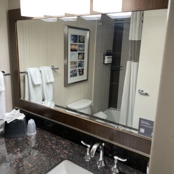 Hyatt Regency Milwaukee - Guest Bath - Hotels Near Me - Milwaukee, Wisconsin