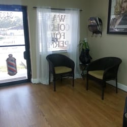 Penny's Cuts - Waiting area