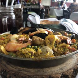 Las Paellas de Matol - Paella mixta con pollo, costilla, camarón, almejas, aros de calamar y mejillones
