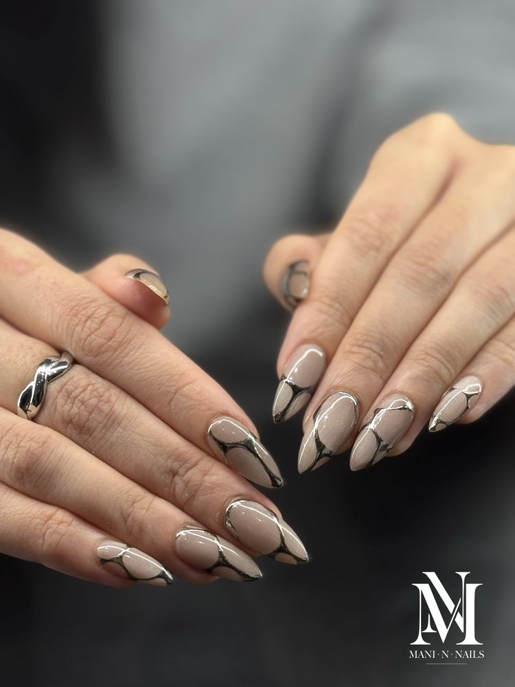 Mani N Nails Logo