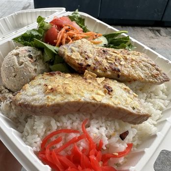 HanaPa'a Market - Crusted ahi plate lunch - Seafood Near Me - Honolulu, Hawaii HanaPa'a Market - Crusted ahi plate lunch - Seafood Near Me - Honolulu, Hawaii