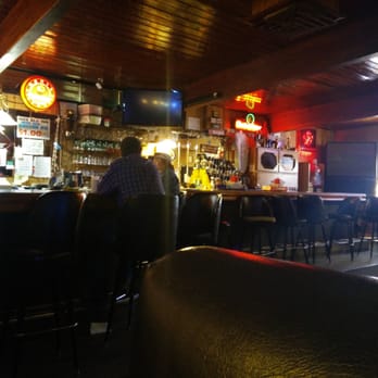 Wee Blu Inn Bar and Grill - people sitting at the bar - Pubs Near Me - Payson, Utah Wee Blu Inn Bar and Grill - people sitting at the bar - Pubs Near Me - Payson, Utah