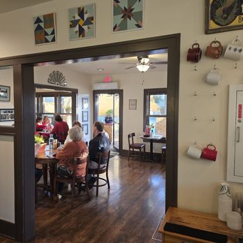 The Farmer's Table Cafe - Inside - Breakfast & Brunch Near Me - Fayetteville, Arkansas The Farmer's Table Cafe - Inside - Breakfast & Brunch Near Me - Fayetteville, Arkansas