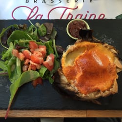 La Traîne - Camembert gratiniert mit Zwiebelconfit und Salat. Traumhaft !!