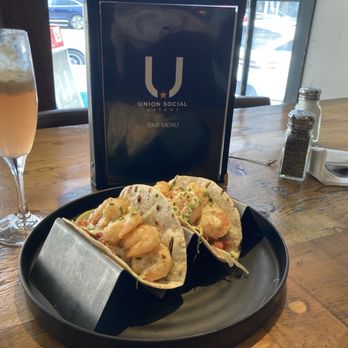 Union Social Eatery - Garlic shrimps and cocktail - American Near Me - Toronto, Ontario Union Social Eatery - Garlic shrimps and cocktail - American Near Me - Toronto, Ontario