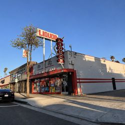 Pomona Wine Cellar - Front of the liquor store
