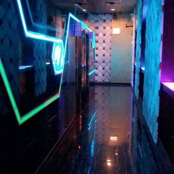 No.18 Karaoke - Hallway leading to more karaoke rooms - Bars Near Me - Chicago, Illinois