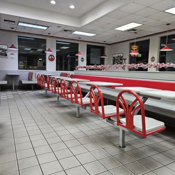 Original Tommy's - Dining Room - Burgers Near Me - Barstow, California