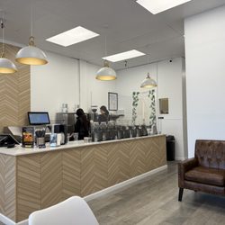 Sen - Making drinks behind the counter