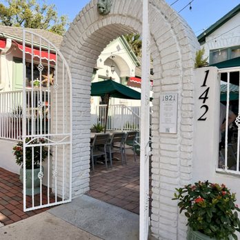 1921 Mount Dora - Front patio entrance - Cocktail Bars Near Me - Mount Dora, Florida