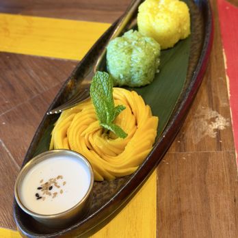 Pii Nong - Mango sticky rice dessert - Thai Near Me - Toronto, Ontario