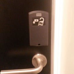 Thon Hotel Trondheim - Dustete knapp på dørlåsen.