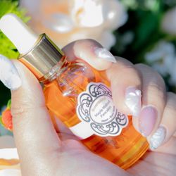 Crème de la Crème Beauty Lounge - Create the most hypnotic, custom-made Parfum Oil with over 300 aromas to blend with.