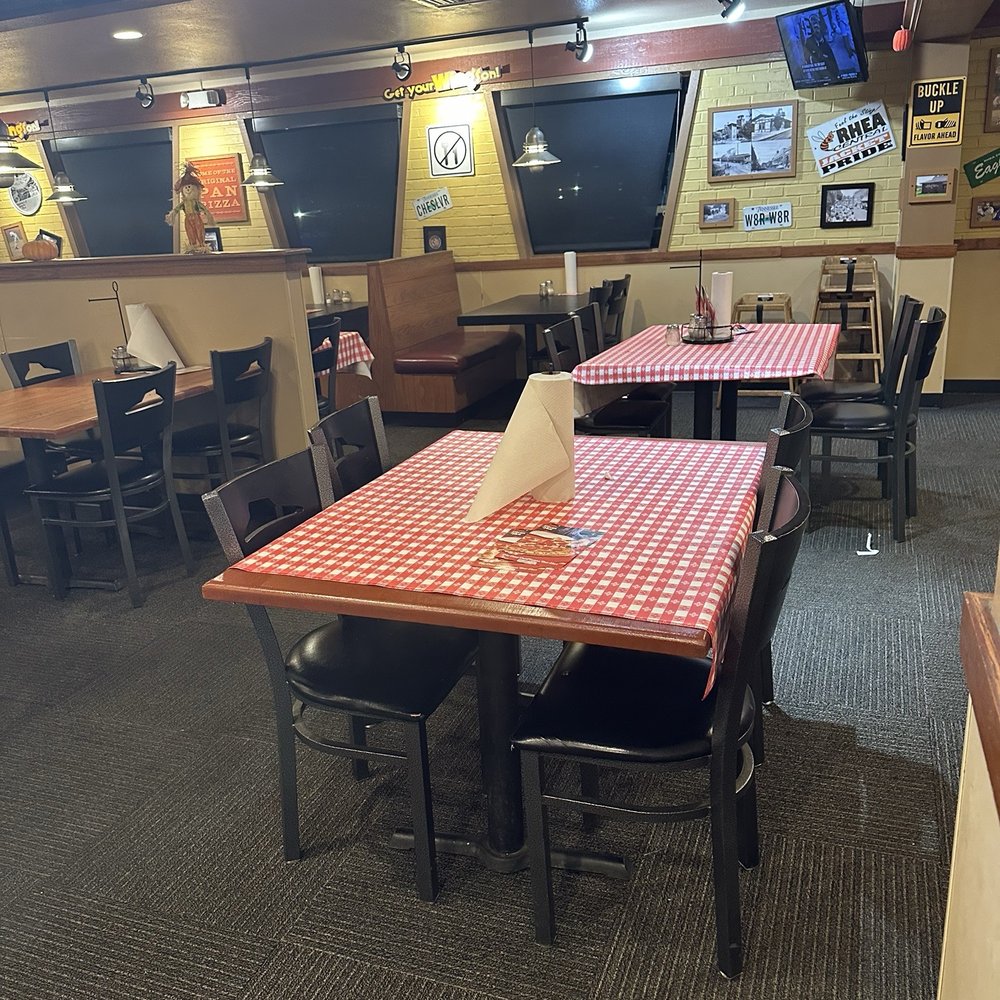 Pizza Hut - Seating/ Restaurant area - Pizza Near Me - Dayton, Tennessee