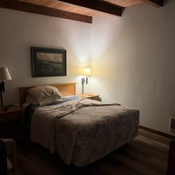 Azalea Lodge - Queen bed