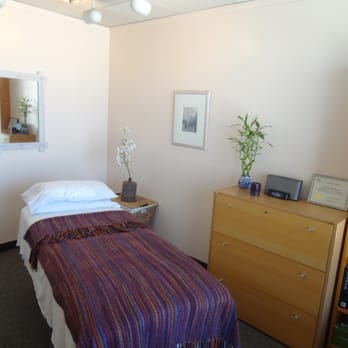 King Quon Wellness - King Quon Acupuncture treatment room. - Acupuncture Near Me - Santa Monica, California King Quon Wellness - King Quon Acupuncture treatment room. - Acupuncture Near Me - Santa Monica, California