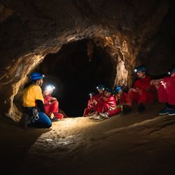 Oxygen Aventure - Caving adventure in southern France, exploring caves and underground passages guided by a professional instructor.