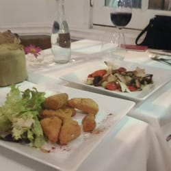Cuina - Las entradas, dados de muzzarela y jamon crido con ajo y vegetales asados