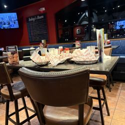 Red Robin Gourmet Burgers and Brews - Dirty tables not cleaned the entire time I was here
