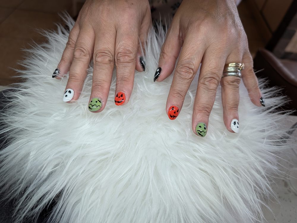 World Nail & Spa Logo