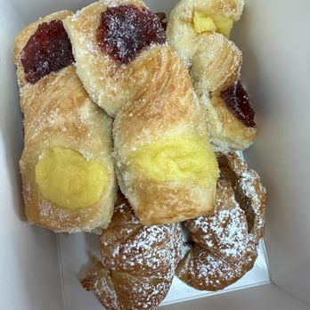Argentinian Bakery - Guava and cheese (top) Croissant with dulce de leche (bottom) - Bakeries Near Me - Winter Springs, Florida
