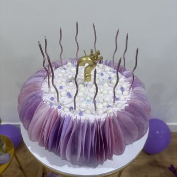 Delicious Bakery - vanila cake with tosted nuts - Cupcakes Near Me - Northridge, California Delicious Bakery - vanila cake with tosted nuts - Cupcakes Near Me - Northridge, California