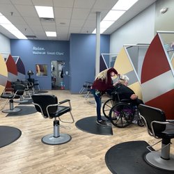Great Clips - Mona getting a hair cut