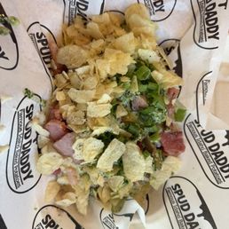 Garlic butter, cheese, salt n pepper, Parmesan sauce, bacon, green onions and potato chips. Garlic butter, cheese, salt n pepper, Parmesan sauce, bacon, green onions and potato chips.
