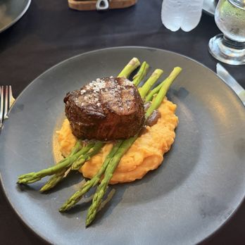 Limon - Filet port sauce with bed of mash potatoes - Mexican Near Me - La Gloria, ROO Limon - Filet port sauce with bed of mash potatoes - Mexican Near Me - La Gloria, ROO