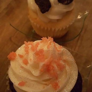 The Cupcake Bar - Yes! Glitter is an option..even for cupcakes! - Desserts Near Me