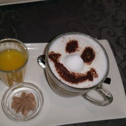 Code Bar Café Sarl - Cappuccino mit Smiley und Orangensaft