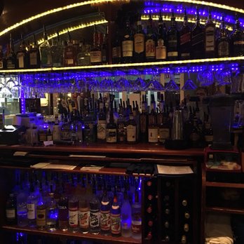 Cuzzy's - The bar - Pizza Near Me - Camden, Maine