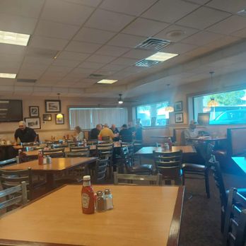 Biggy's Place - Dinning Area - American Near Me - Fort Myers, Florida