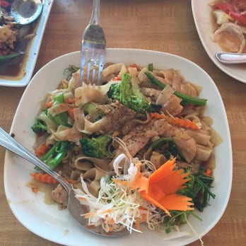 Emon's Thai Cafe - Pad See Ew - Thai Near Me - Naples, Florida