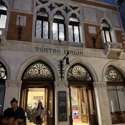 DESPAR Teatro Italia - outside