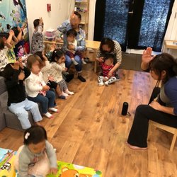 Teacher Ngoc teaching kids about sea animals.