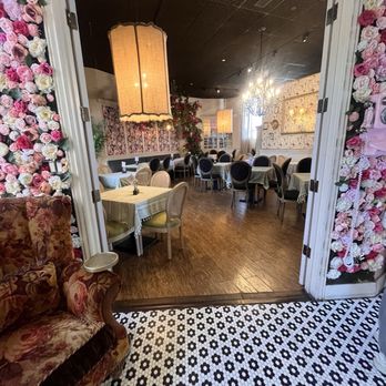 Little Snitch - Inside seating. - Breakfast & Brunch Near Me - Scottsdale, Arizona Little Snitch - Inside seating. - Breakfast & Brunch Near Me - Scottsdale, Arizona
