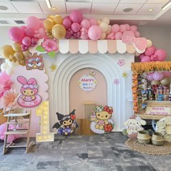 Aleja & Mikel Balloon Events - Such a cute theme #firstbirthday #hellokitty