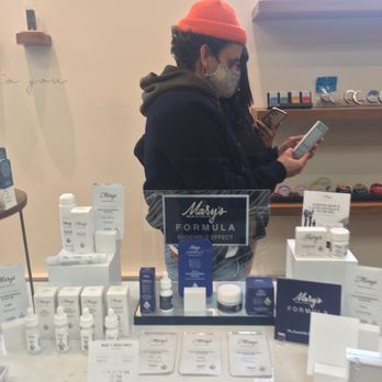 Farmacy Berkeley - Berkeley - Isa educating my friend on medicinal treats for chemo patients - Cannabis Dispensaries Near Me - Berkeley, California
