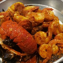 Castaway Combo: 2 lobster tails, 2 clusters of snow crab, supposedly 1 lb of shrimp, 1 lb of mussels, 2 corns, & 2 potatoes. It SUX! Castaway Combo: 2 lobster tails, 2 clusters of snow crab, supposedly 1 lb of shrimp, 1 lb of mussels, 2 corns, & 2 potatoes. It SUX!