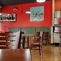Pie Five Pizza - Empty tables.